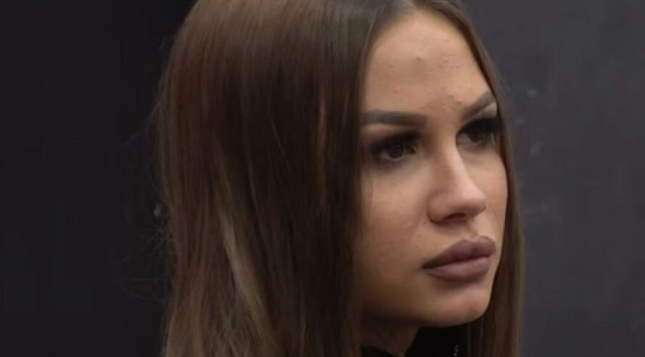 STRAVIČNI SNIMAK BATINJANJA BIVŠE ZADRUGARKE Muškarac joj lupa šamare uz jezive uvrede (VIDEO)