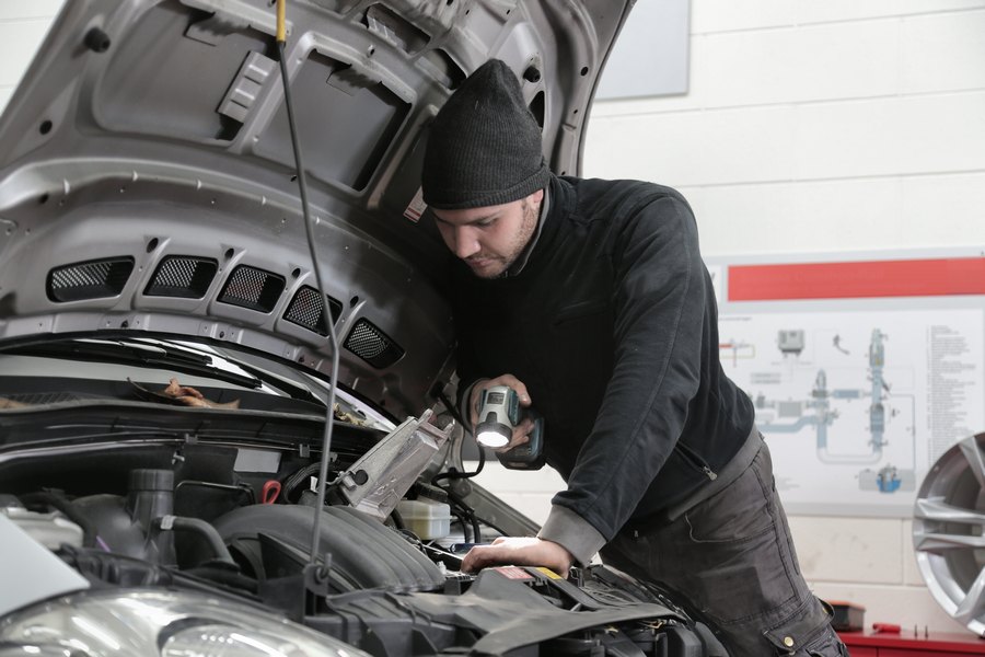 DA LI NAM JE UVIJEK POTREBAN MAJSTOR? Šta možemo sami promijeniti na automobilu?