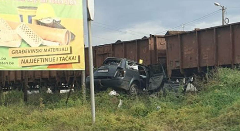 NESREĆA U ŽIVINICAMA Automobil podletio pod voz, dvije osobe povrijeđene