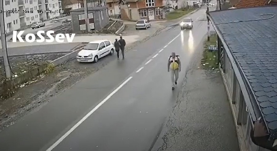 (UZNEMIRUJUĆI VIDEO) Vozač izgubio kontrolu nad vozilom i uletio u prodavnicu