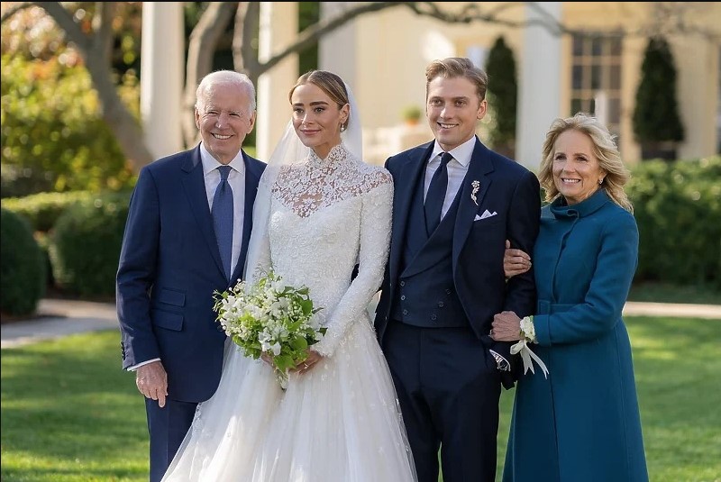 BAJDENOVA UNUKA SE VJEČALA U BIJELOJ KUĆI Osvanula prva fotografija sa ceremonije zatvorene za javnost