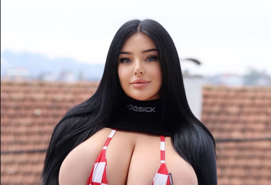 PRSATA SLAVONKA OBUKLA MINI BIKINI SA ŠAHOVNICOM "Briga me za fudbal, ali zbog ovoga mogu navijati za Hrvatsku!"