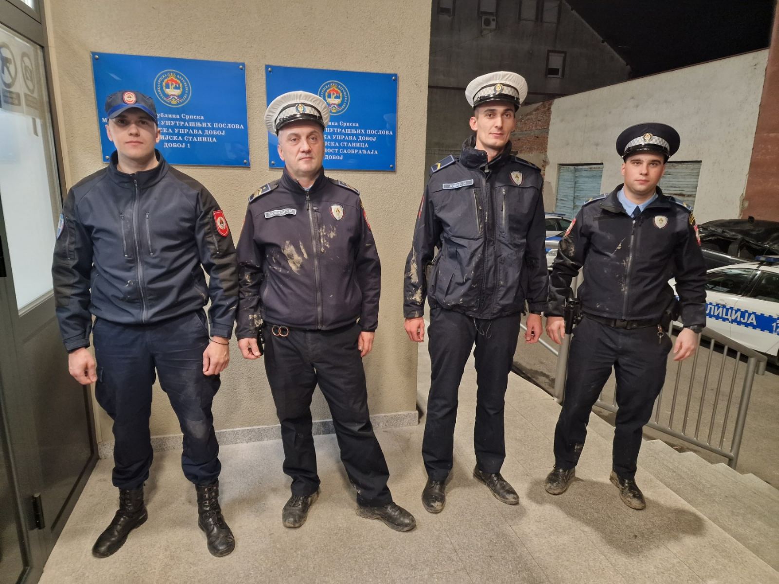 DETALJI DRAME U DOBOJU Hrabri policajci uz pomoć dvojice sugrađana izvukli ženu iz rijeke Bosne, zaglavila se u blatu i mulju