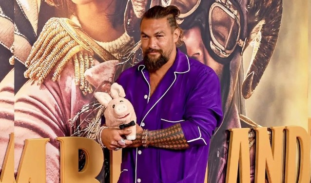 NJEMU JE SVE DOZVOLJENO! Džejson Momoa u pidžami i sa prasetom prošetao crvenim tepihom (FOTO)