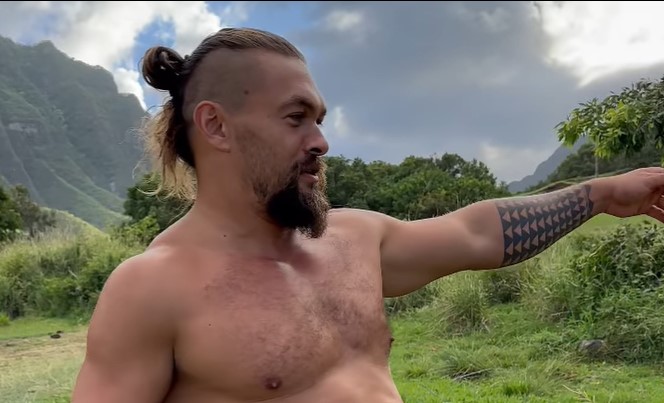 ŽENE ZUMIRAJU FOTOGRAFIJU NA TELEFONU! Džejson Momoa ponovo paradira skoro nag! (FOTO/VIDEO)