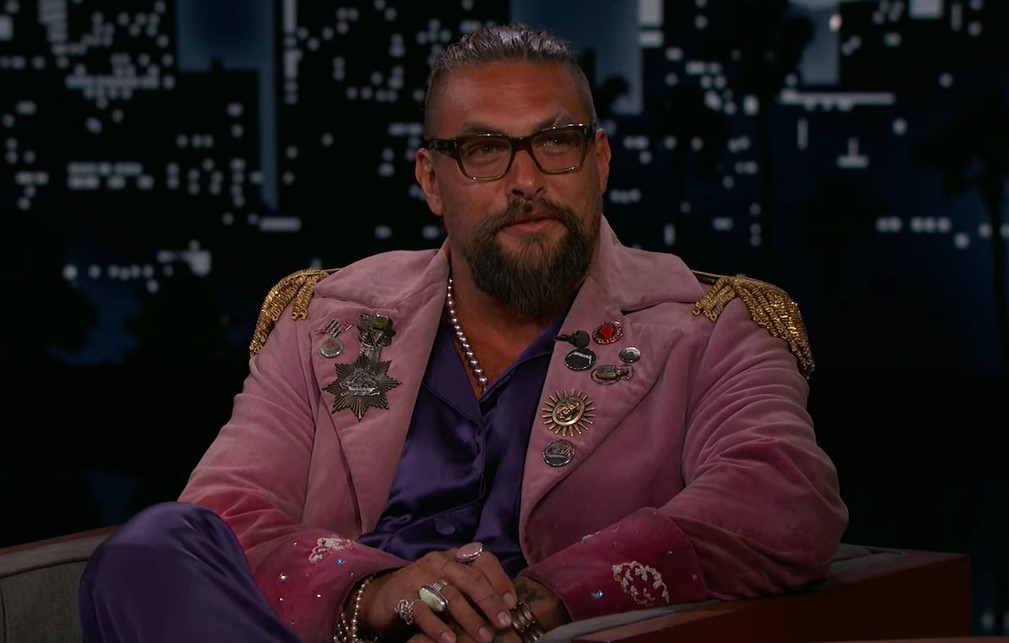 TIJELO KAO IZVAJANO Džejson Momoa se skinuo pred publikom, žene vrištale (VIDEO)
