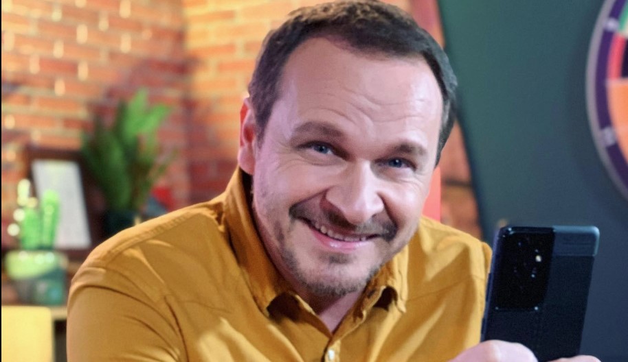 ENIS BEŠLAGIĆ SE OPET LATIO MIKROFONA Glumac izvedbom vanvremenskog hita oduševio pratioce (VIDEO)