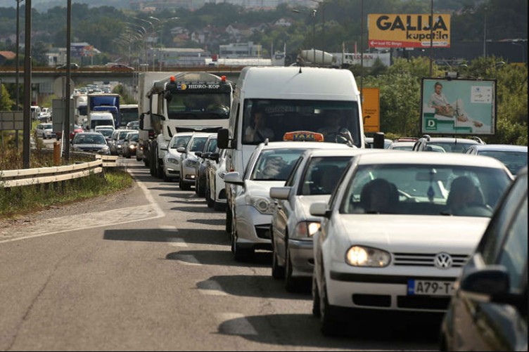 ZAPADNI TRANZIT U KOLAPSU Kolona automobila od Prijedorske petlje do Lauša