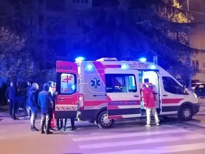 TEŠKA SAOBRAĆAJKA KOD MRKONJIĆ GRADA Sudarili se automobil i radna mašina, tri osobe povrijeđene