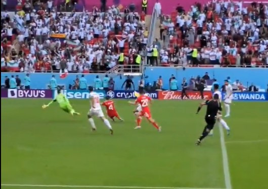 ZAVRŠENO REZULTATOM 2:0 Iran u sudijskoj nadoknadi zavio Vels u crno