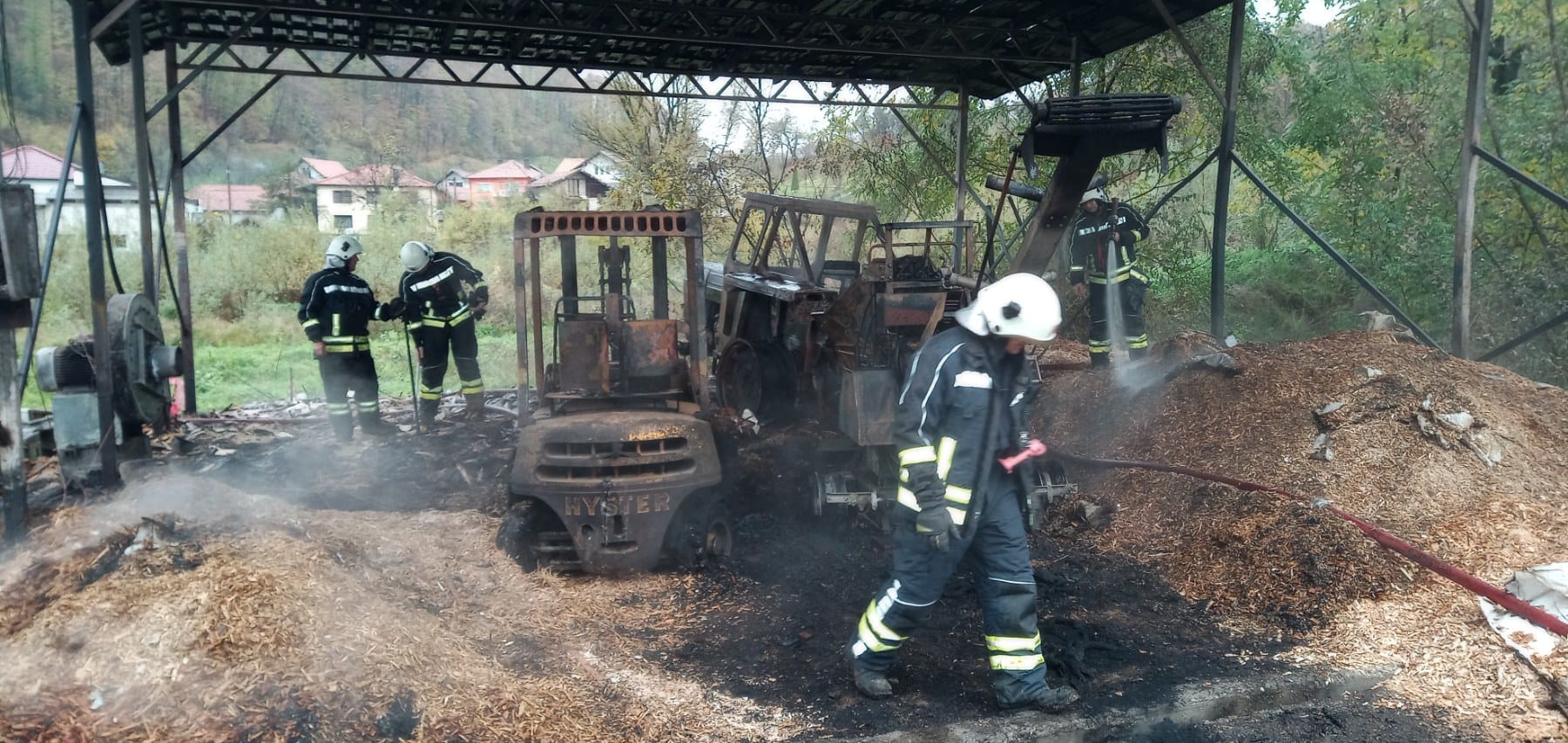 VELIKA MATERIJALNA ŠTETA Izgorio pogon za proizvodnju peleta (FOTO)