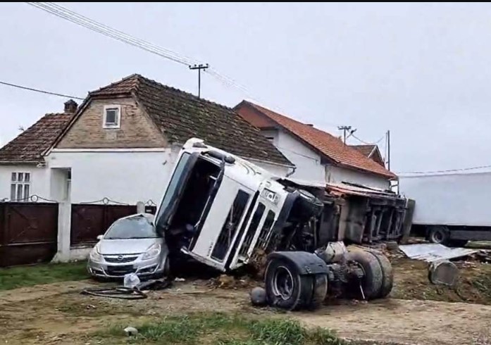 ZGRABIO DJECU I BJEŽAO Ljudima oko ponoći kamionska prikolica uletjela u kuću, uništen i nov novcijat automobil (VIDEO)