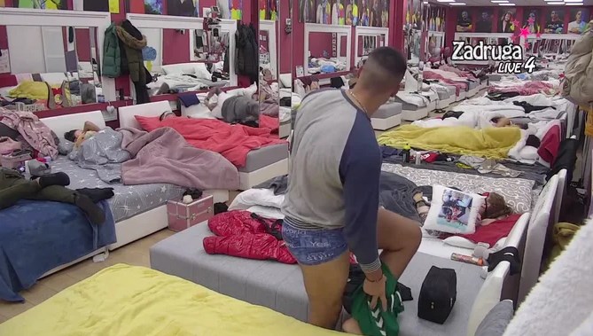 ŽENE NE LUDE ZA NJIM JER JE LJEPOTAN? Marko Marković se skinuo u bokserice, pa pokazao “opremu”! (VIDEO)