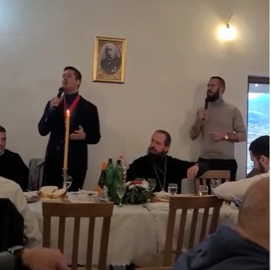 BRAĆA ROKVIĆ ZAPJEVALA U OČEVOM RODNOM SELU Nikola i Marko sve oduševili pjesmom "Tamo kod najdaljih brda" (VIDEO)