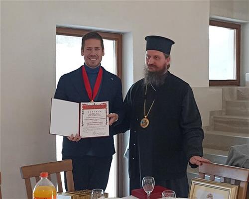 NA PONOS OCU! NIKOLA ROKVIĆ ODLIKOVAN ORDENOM NOVOMUČENIKA Episkop Sergije blagoslovio novoizgrađeni put u Koluniću (FOTO)