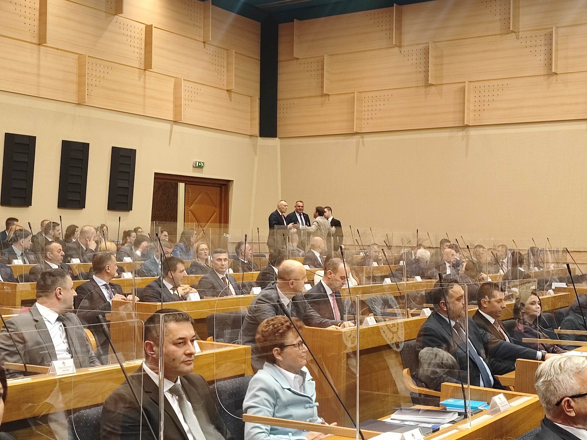 SKANDAL U NS RS, DODIK NAPUSTIO SALU Vukanović dizao transparent, skupštinsko obezbjeđenje mu pokidalo (VIDEO)