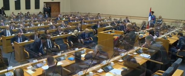 JEDNI VAŽU, DRUGI NEĆE DA KAŽU Funkcioneri koji sjede na dvije stolice moraće da prelome