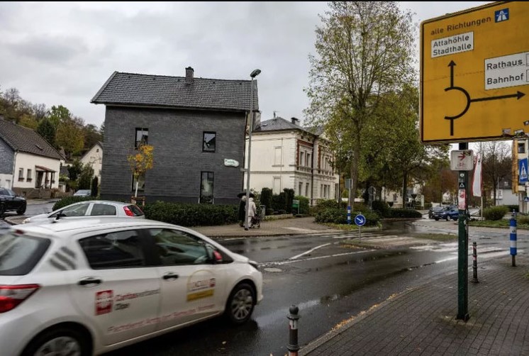 HOROR U NJEMAČKOJ Djed i baka zarobili unuku da je sakriju od oca: Djevojčica se teško kreće, nikada nije vidjela šumu, travu