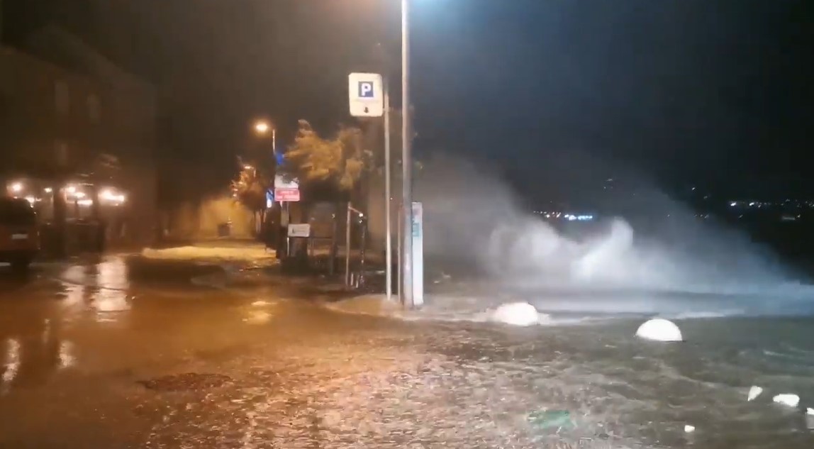 JAKO NEVRIJEME POKOSILO HRVATSKU Velike štete na Korčuli, vjetar rušio brodove