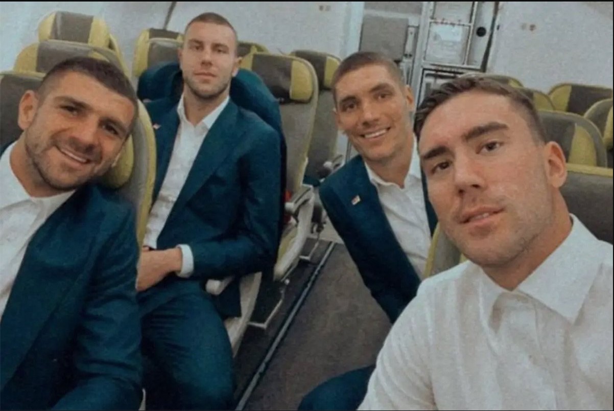 Fudbaleri Srbije u Kataru, navijači ih dočekali na aerodromu (VIDEO)