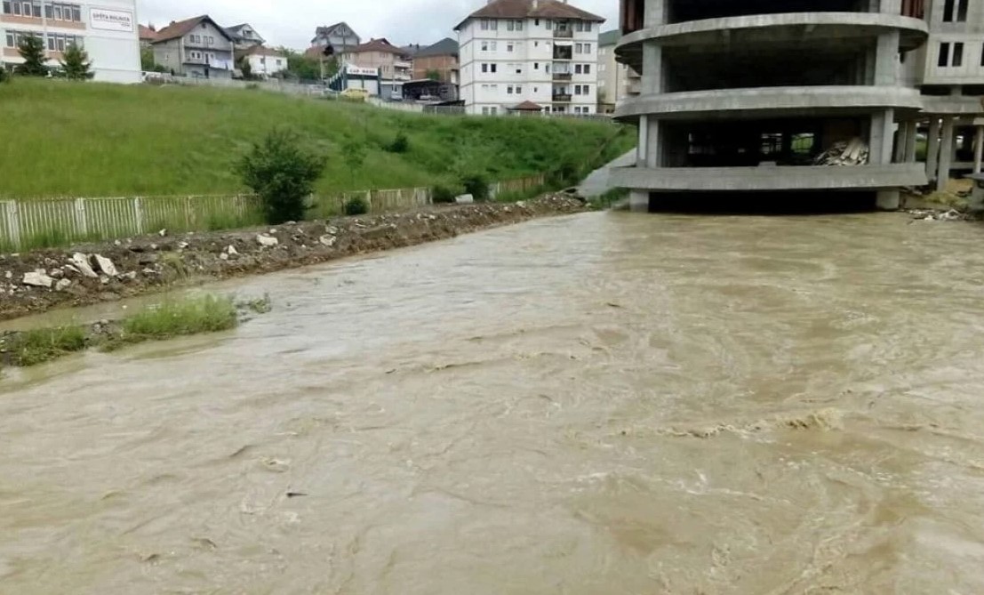 U POMOĆ STIGLA I VOJSKA SRBIJE Vanredno stanje u Tutinu, Novom Pazaru i Prijepolju zbog izliva rijeka (VIDEO)