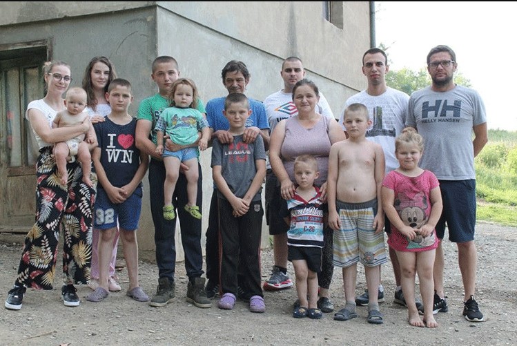 SREĆA ZA PORODICU KOKIĆ IZ PODNOVLJA Roditelji Željko i Slađana i njihovo 9 djece sutra dobijaju ključeve nove kuće!