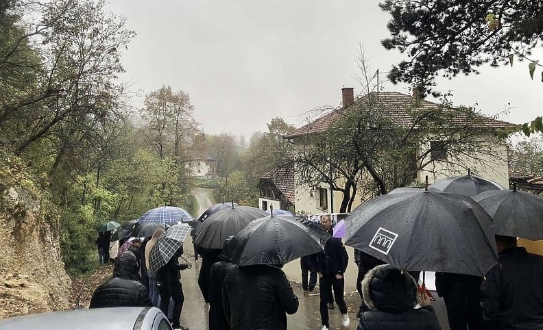 ZAIGRALA MEČKA PRED KUĆOM! Građani došli na vrata političaru: Traže da vrati mandat jer je "preletač" (FOTO)
