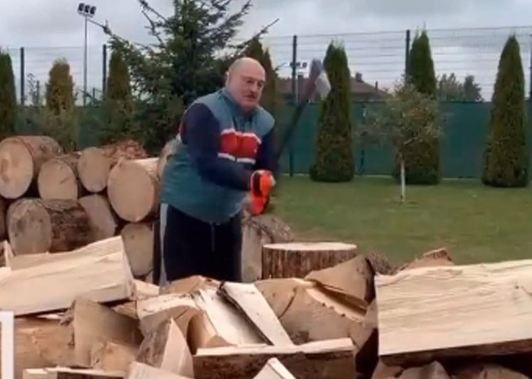 LUKAŠENKO CIJEPA DRVA I NUDI IH EVROPI Uzeo sikirče u ruke pa poručio: "Spremni smo da se zajedno grijemo i roštiljamo" (VIDEO)