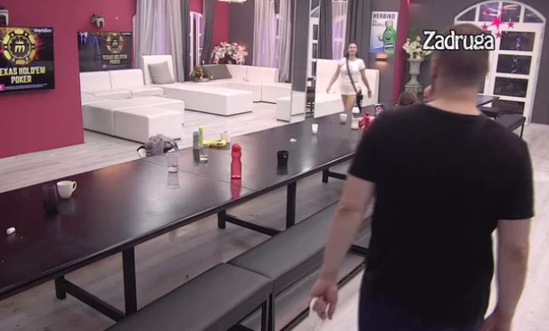 IPAK NISU PREKINULI KOMUNIKACIJU! Evo o čemu su Maja i Zvezdan pričali u prolazu, prije nego što je legla kod Bilala! (VIDEO)