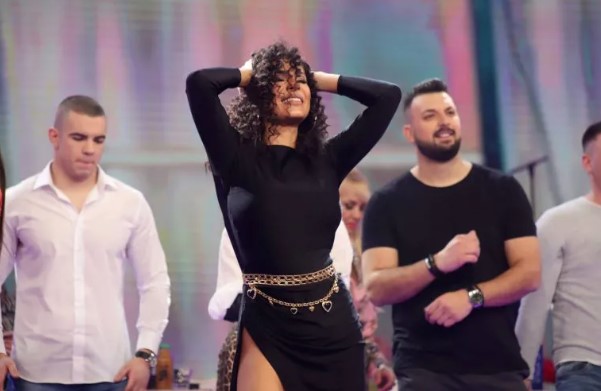 MIA GRMI Pjevačica zapalila društvene mreže dubokim dekolteom (FOTO)