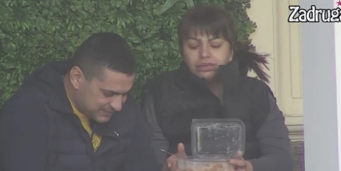NIŠTA NE PROPUŠTA DA JOJ PRENESE! Bebica ispričao sve o čemu se govorilo u pabu, pa se nasmijao na jedan detalj! (VIDEO)
