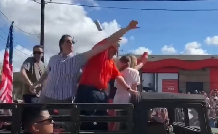 "UMALO U GLAVU" Poznatog američkog političara gađao pivom (VIDEO)