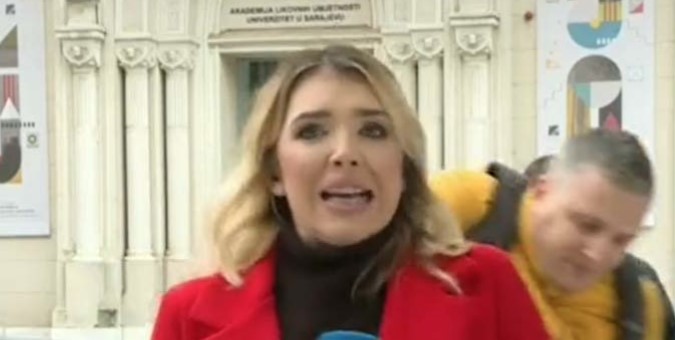 NEZGODA O KOJOJ BRUJI BOSNA Prolaznik romobilom udario novinarku tokom javljanja uživo (VIDEO)