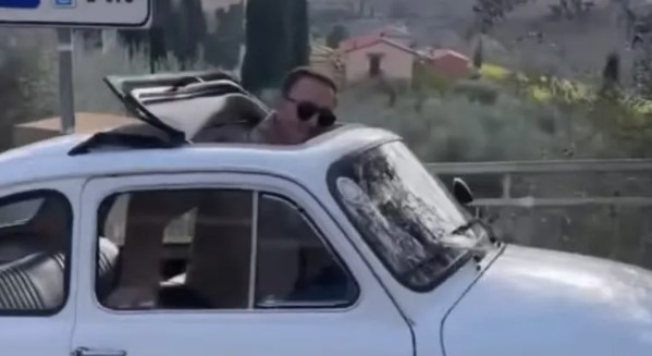 VOZI, MIŠKO... Sergej Ćetković sjeo u Fiću, snimak postao hit na mrežama
