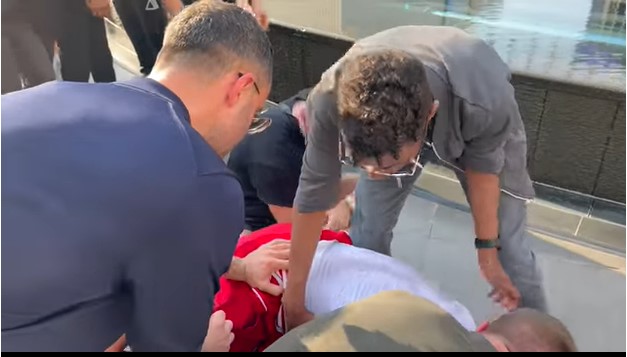 OVO JE BILO ŽESTOKO Bokseri se potukli nasred ulice (VIDEO)