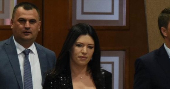 ŠLJOKIČAVI SAKO, CRNI TOP I ZLATNI KAIŠ Sanja Vulić u stilu estradnih umjetnica prošetala Skupštinom (FOTO)