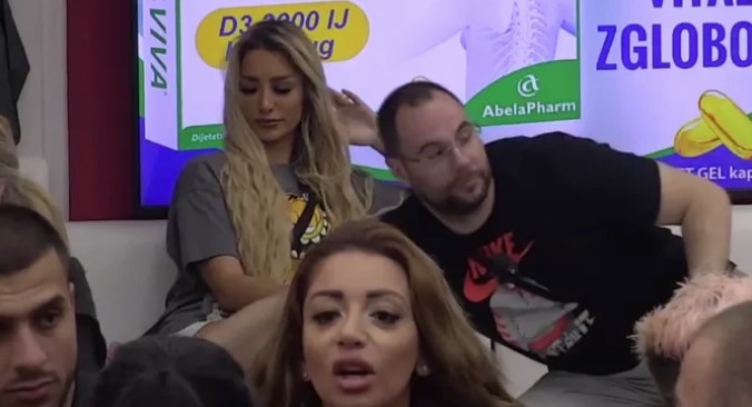 "DODIRNI MI KOLENA" Zvezdan jednim potezom zatekao Aleks, pa joj zaledio krv u žilama! (VIDEO)