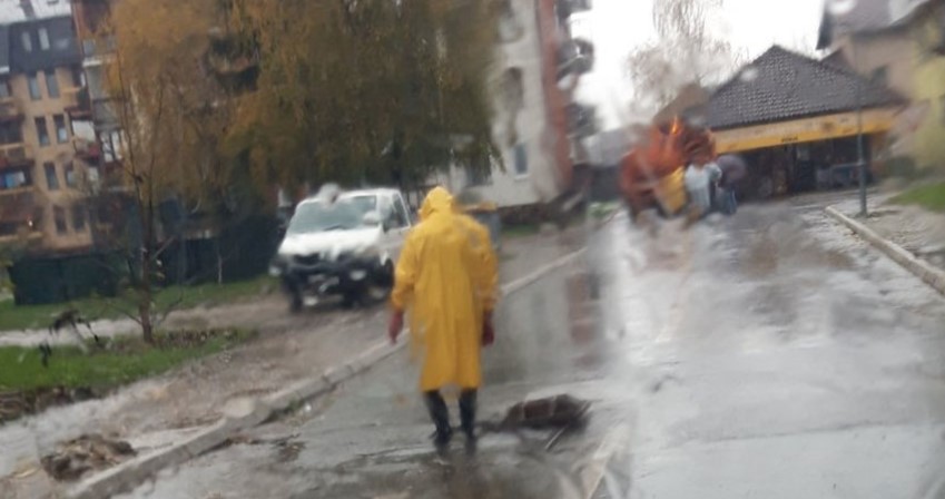 NADLEŽNE SLUŽBE NA TERENU Obilna kiša poplavila podrume u Kozarskoj Dubici