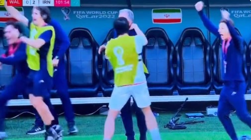 NESVAKIDAŠNJA PROSLAVA GOLA Iranski napadač davio selektora Kveiroša (VIDEO)