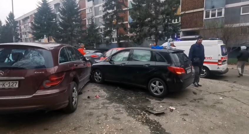 HAOS U SARAJEVU Nakon sudara zgrnuli parkirane automobile, dvoje povrijeđenih (VIDEO)