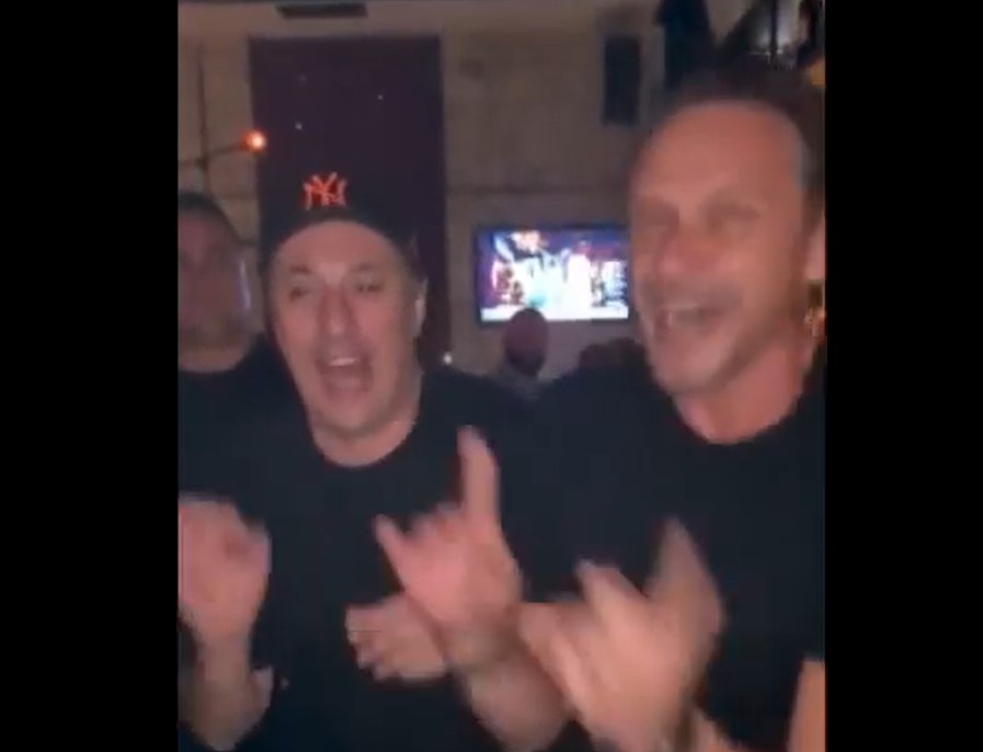 "NEĆU, NEĆU DIJAMANTE" U IZVEDBI ANDRIJE MILOŠEVIĆA I ENISA BEŠLAGIĆA Glumački dvojac zaigrao i zapjevao uz čuveni Halidov hit, pa oduševio ljude (VIDEO)