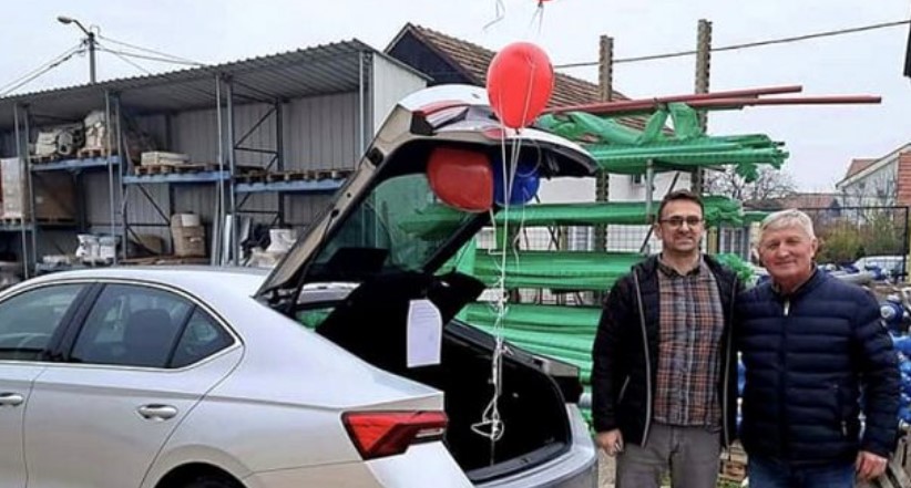 PRIČA IZ BIJELJINE ZA SVAKU POHVALU Vlasnik firme radniku za 20 godina rada poklonio novi auto (FOTO)