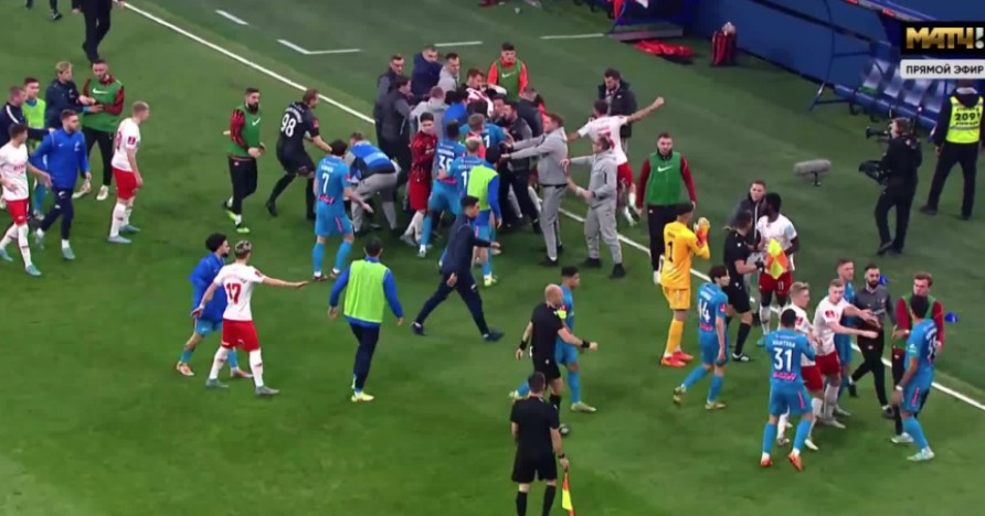 NIJE SE ZNALO KO KOGA UDARA Masovna tuča igrača na utakmici u Rusiji(VIDEO)
