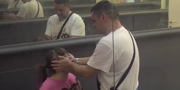"KAKO SI ME IZGRICKALA" Bebica razvukao nikad širi osmijeh! Miljani neprijatno, jer misli da su se čuli! (VIDEO)