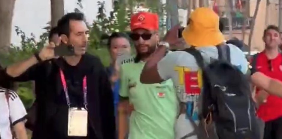 DOMIŠLJATI NAVIJAČ UKRAO PAŽNJU Lažni Nejmar napravio haos u Dohi! (VIDEO)