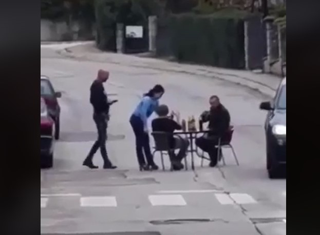 BANJALUČANI IZNIJELI KAFANSKI STO NASRED ULICE DA "POPIJU KOJU" Tmurno nedjeljno popodne razvedrio snimak koji je sve nasmijao do suza (VIDEO)