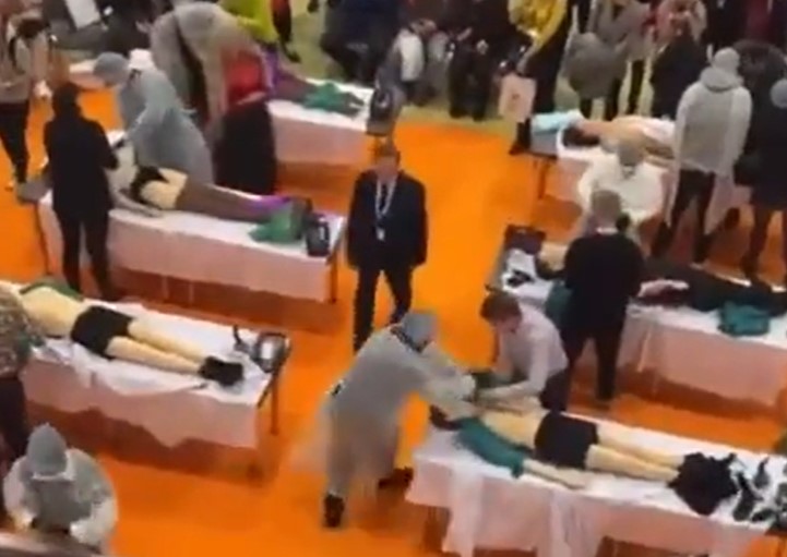 ODRŽANO TAKMIČENJE U BRZOM OBLAČENJU MRTVACA ZA SAHRANU Bizarni događaj privukao pažnju javnosti (VIDEO)