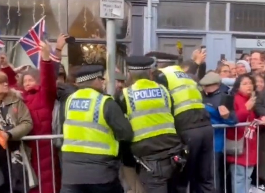 KRALJ ČARLS UMALO DOBIO JAJE U GLAVU Muškarac gađao britanskog monarha, policija odmah reagovala (VIDEO)