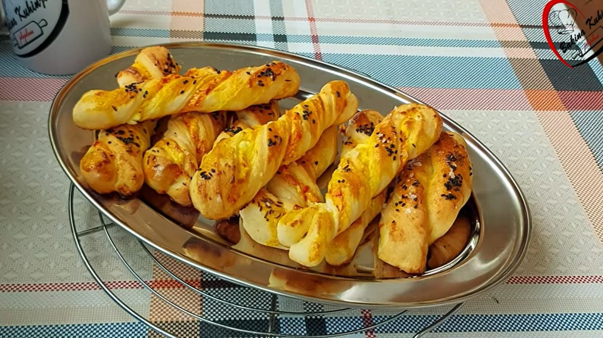 RECEPT DANA Ovo nema ni u pekari! Slani štapići sa sirom i ajvarom (VIDEO)