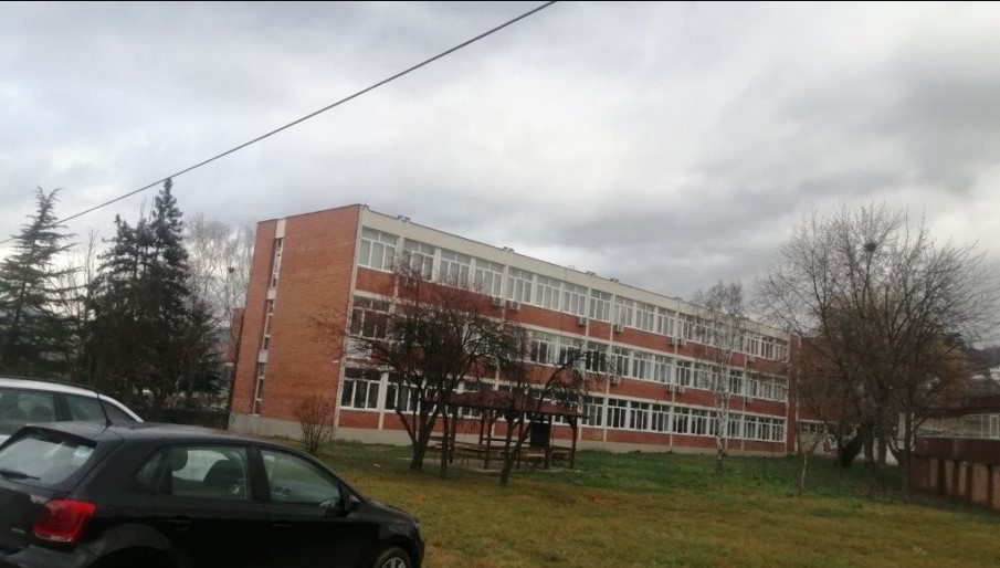 NOVI SKANDAL U ŠKOLI Učenik gađao profesora i prijetio mu jer nije htio da mu pomogne u rješavanju testa